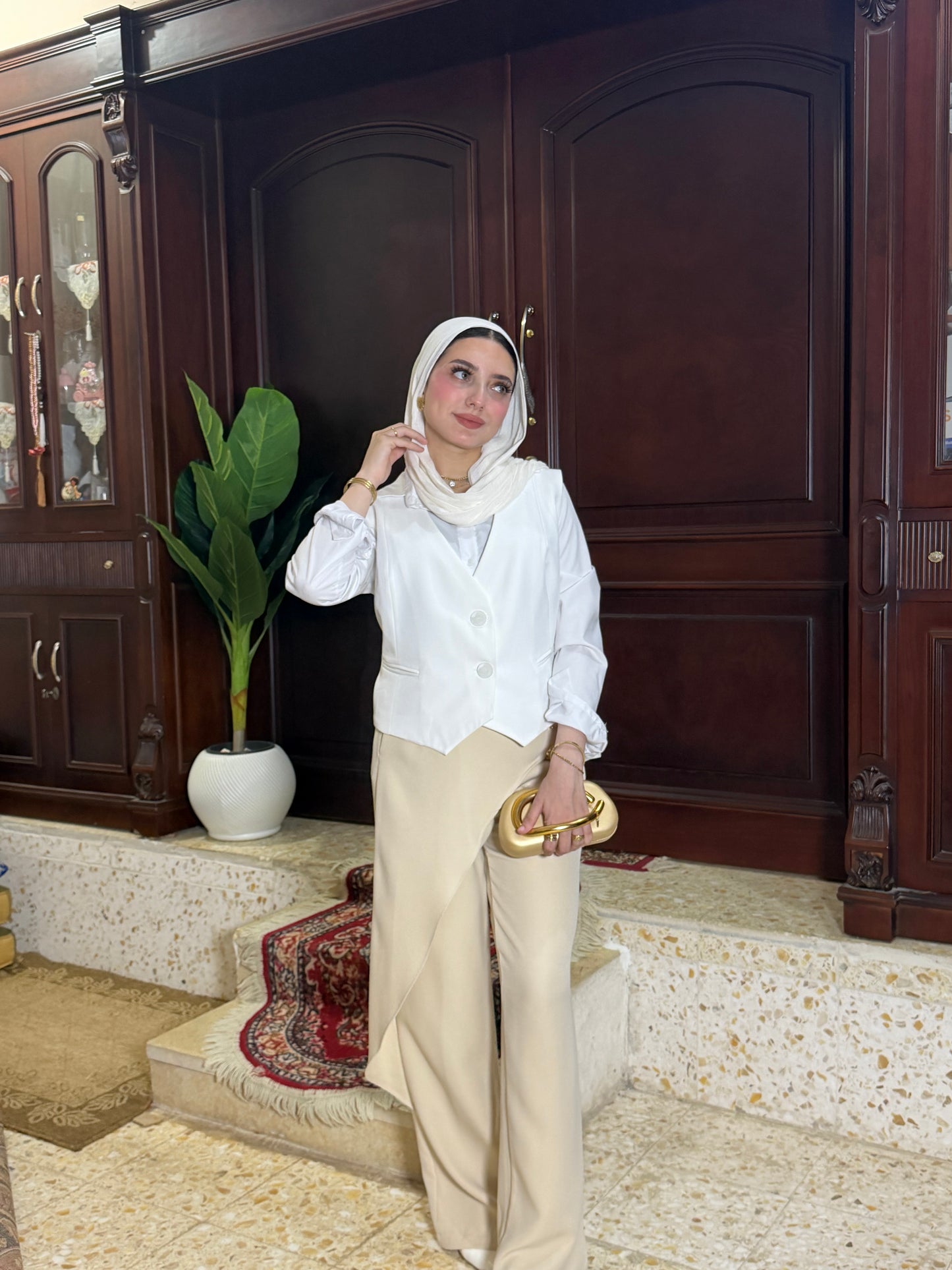 Formal crop : ( white )